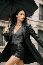 Chaleco corto cuello halter, fit ajustado, escote v, cierre frontal con hilera oculta de botones, vivos decorativos frontales y bajo v frontal. Escote en espalda y detalle de trabilla ajustable posterior.