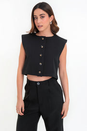 Chaleco corto de fit recto, cuello redondo, con hombreras y cierre frontal con hilera de botones en contraste.