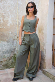 Chaleco corto de fit recto, escote redondo, cierre frontal con hilera de botones y bajo v frontal.