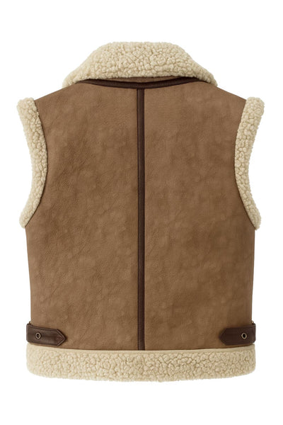 Chaleco corto de efecto piel, fit recto, cuello con solapa en contraste, bolsillos delanteros, trabillas laterales con hebillas en contraste y cierre frontal con cremallera. Detalle de borreguillo en contraste en interior, bordes y solapa.