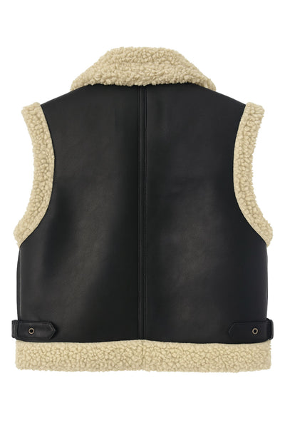 Chaleco corto de efecto piel, fit recto, cuello con solapa en contraste, bolsillos delanteros, trabillas laterales con hebillas en contraste y cierre frontal con cremallera. Detalle de borreguillo en contraste en interior, bordes y solapa.