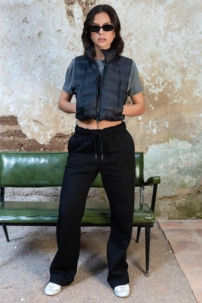 Chaleco corto puffer de fit recto, cuello solapa alto, bolsillos delanteros, jaretas elásticas laterales en bajo y cierre frontal con cremallera.