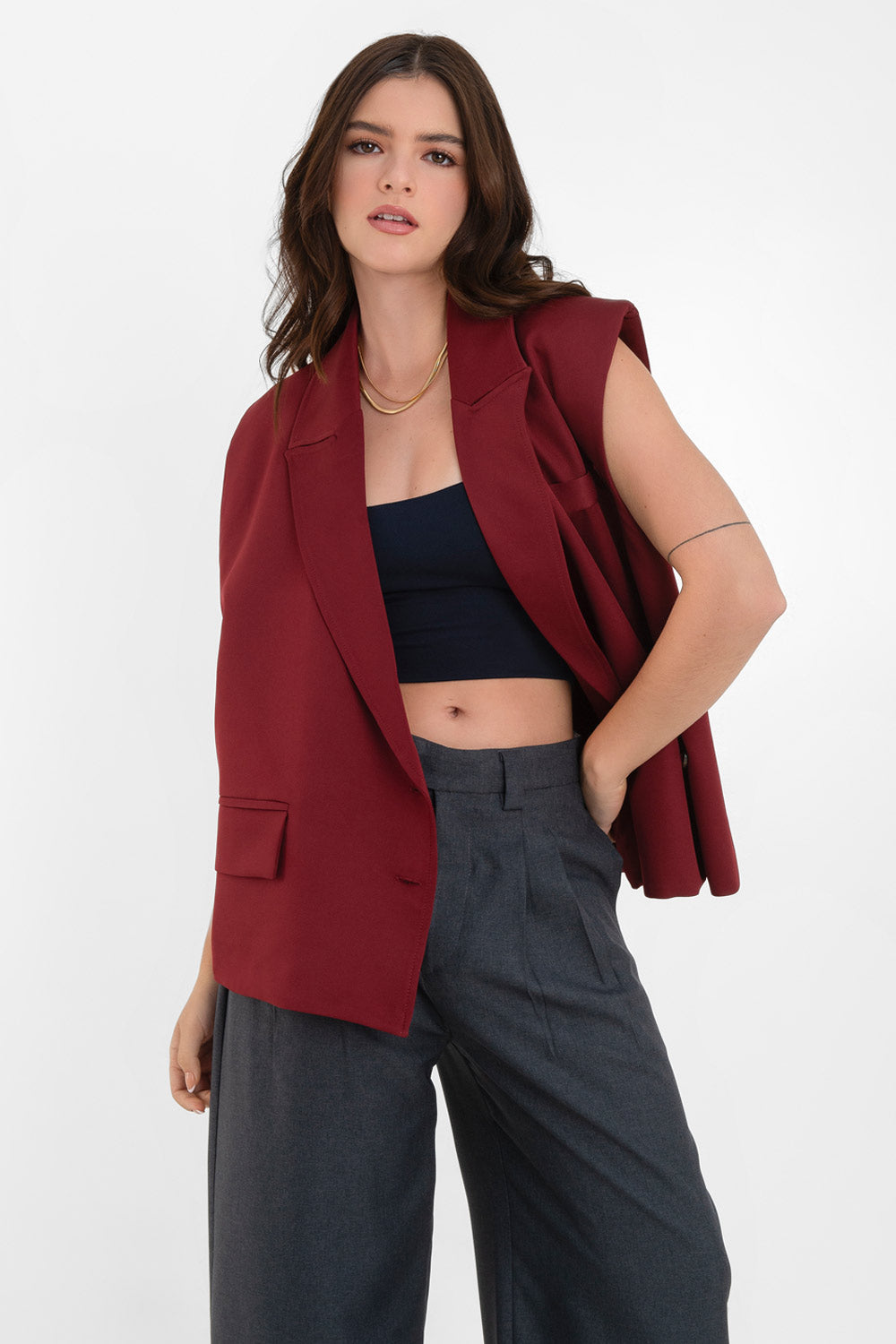 Chaleco cruzado de fit oversized, con hombreras y solapa, bolsillos delanteros con cartera y vivo decorativo frontal. Cierre con cruce de botones.