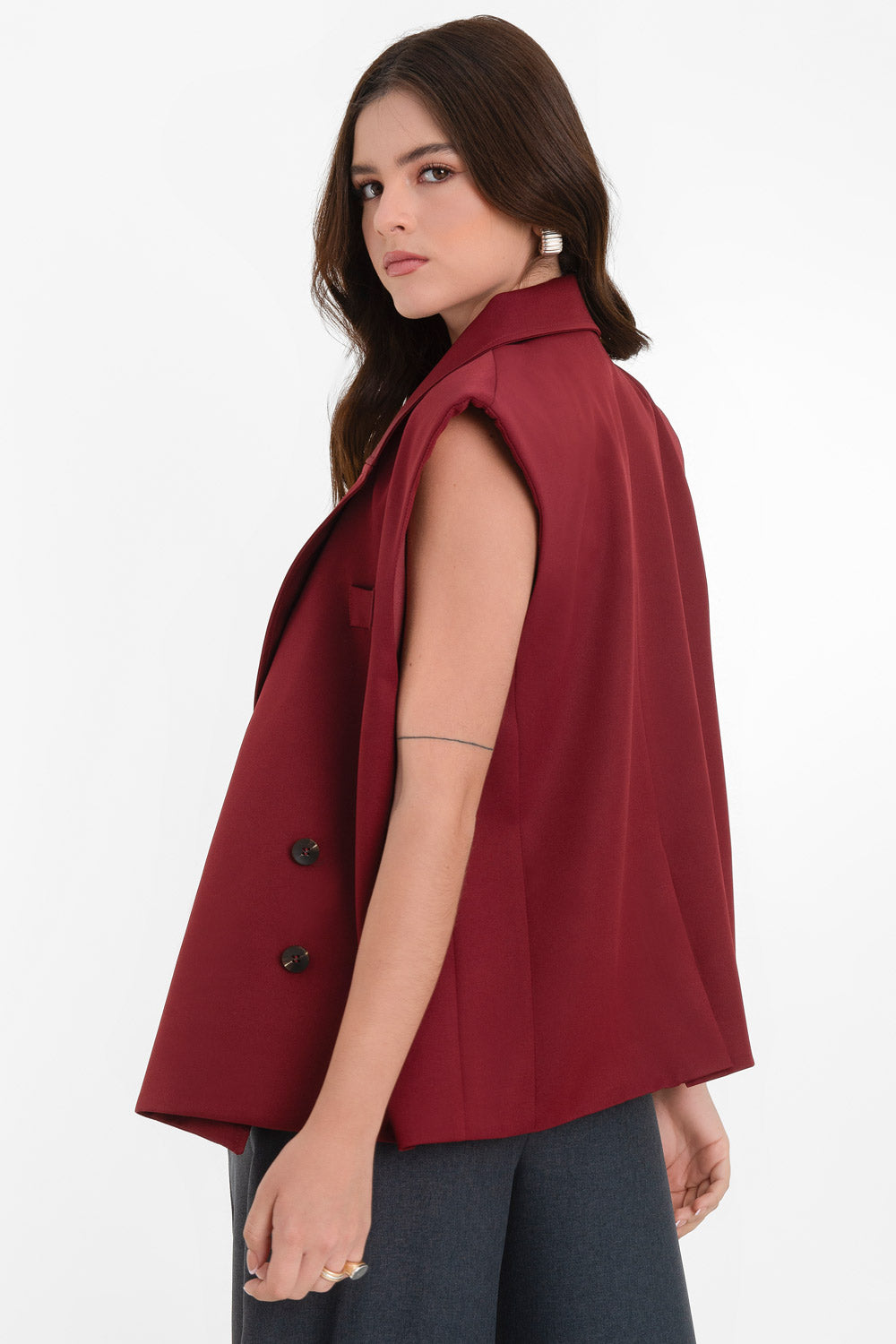 Chaleco cruzado de fit oversized, con hombreras y solapa, bolsillos delanteros con cartera y vivo decorativo frontal. Cierre con cruce de botones.
