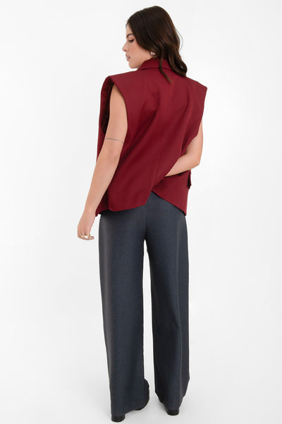 Chaleco cruzado de fit oversized, con hombreras y solapa, bolsillos delanteros con cartera y vivo decorativo frontal. Cierre con cruce de botones.