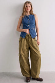 Chaleco de denim, fit ajustados, cuello redondo, costuras en contraste, vivos decorativos frontales y cierre frontal con hilera de botones en contraste.