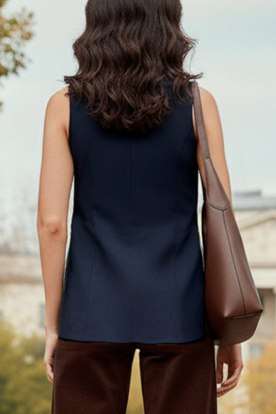 Chaleco largo de lino, fit recto, escote cuadrado, vivos decorativos frontales, bajo v frontal curveado con abertura y cierre con hilera de botones en contraste.