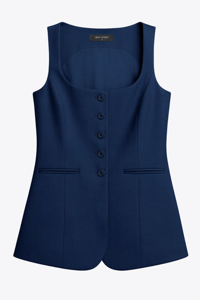 Chaleco largo de lino, fit recto, escote cuadrado, vivos decorativos frontales, bajo v frontal curveado con abertura y cierre con hilera de botones en contraste.