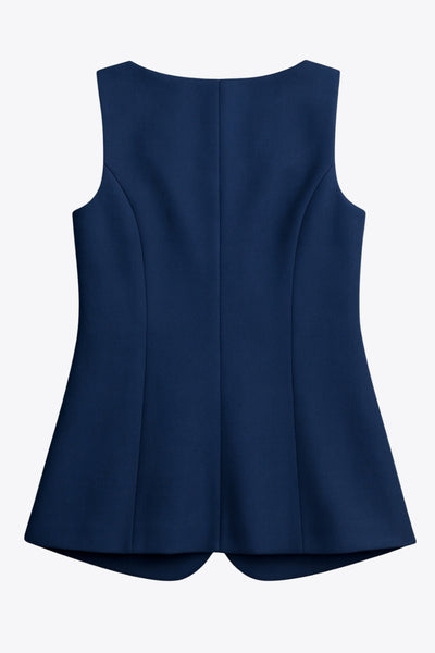 Chaleco largo de lino, fit recto, escote cuadrado, vivos decorativos frontales, bajo v frontal curveado con abertura y cierre con hilera de botones en contraste.