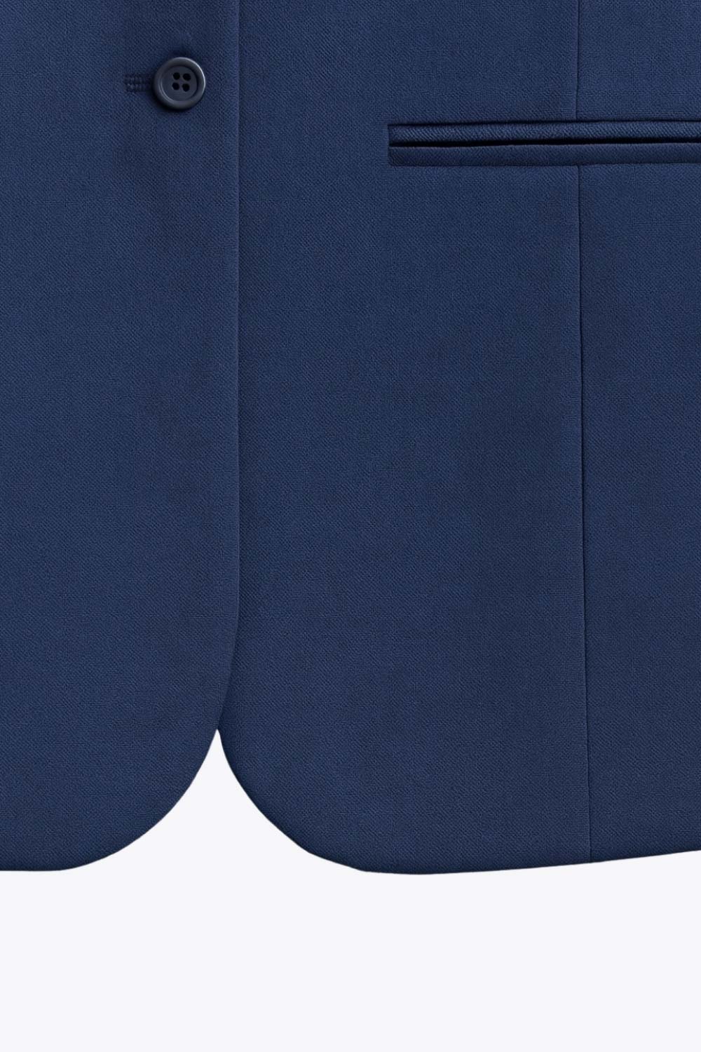 Chaleco largo de lino, fit recto, escote cuadrado, vivos decorativos frontales, bajo v frontal curveado con abertura y cierre con hilera de botones en contraste.