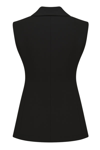 Chaleco de fit slim, con solapa, bolsillos delanteros con vivos y cierre frontal con botón.