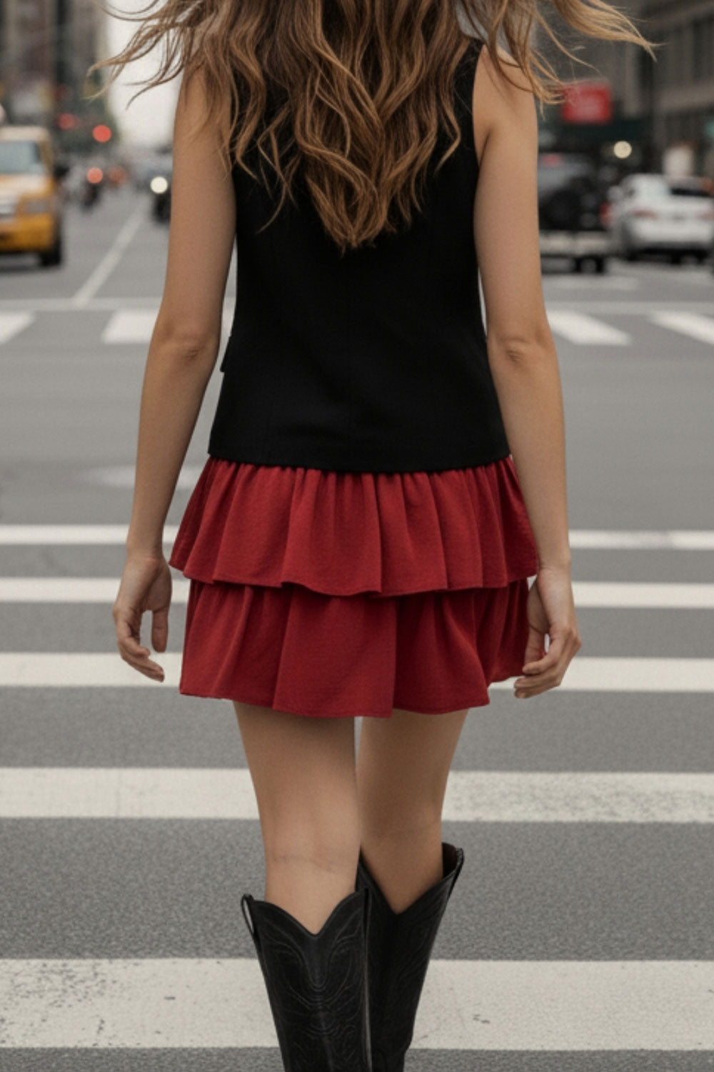 Chaleco de fit recto, escote v redondeado, pinzas frontales, bolsillos delanteros con cartera y cierre frontal con lazado amarrable.