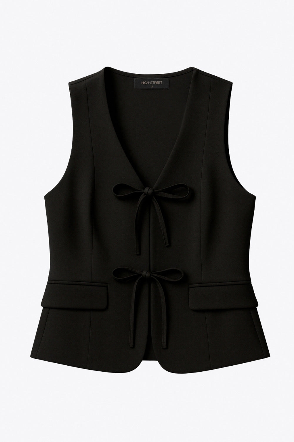 Chaleco de fit recto, escote v redondeado, pinzas frontales, bolsillos delanteros con cartera y cierre frontal con lazado amarrable.