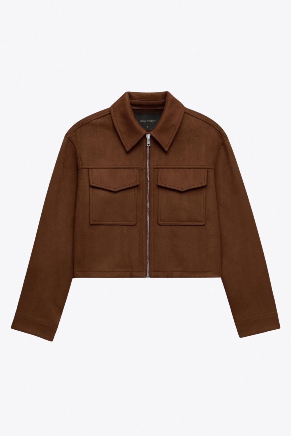Chamarra corta de gamuza, fit recto, manga larga con puño abotonado, cuello sport, bolsillos frontales de parche con cartera y cierre frontal con cremallera visible en contraste.