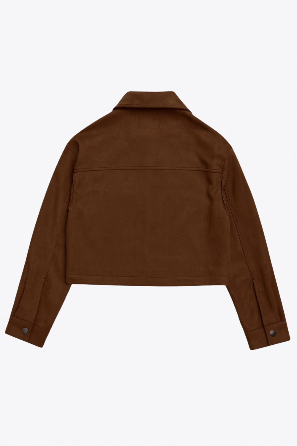 Chamarra corta de gamuza, fit recto, manga larga con puño abotonado, cuello sport, bolsillos frontales de parche con cartera y cierre frontal con cremallera visible en contraste.