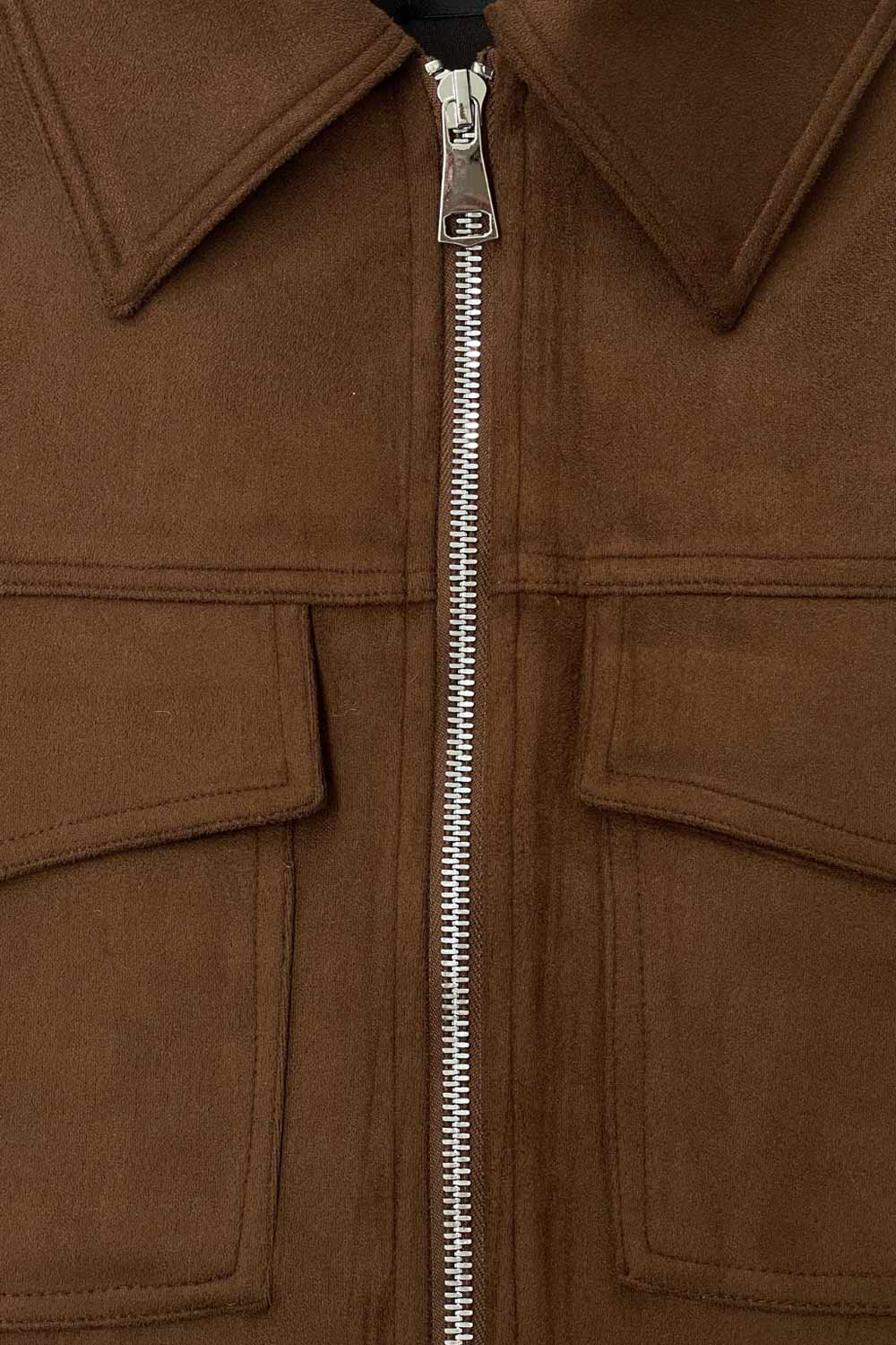Chamarra corta de gamuza, fit recto, manga larga con puño abotonado, cuello sport, bolsillos frontales de parche con cartera y cierre frontal con cremallera visible en contraste.