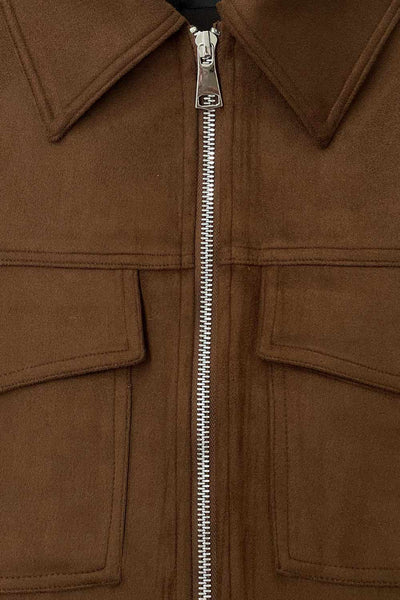 Chamarra corta de gamuza, fit recto, manga larga con puño abotonado, cuello sport, bolsillos frontales de parche con cartera y cierre frontal con cremallera visible en contraste.