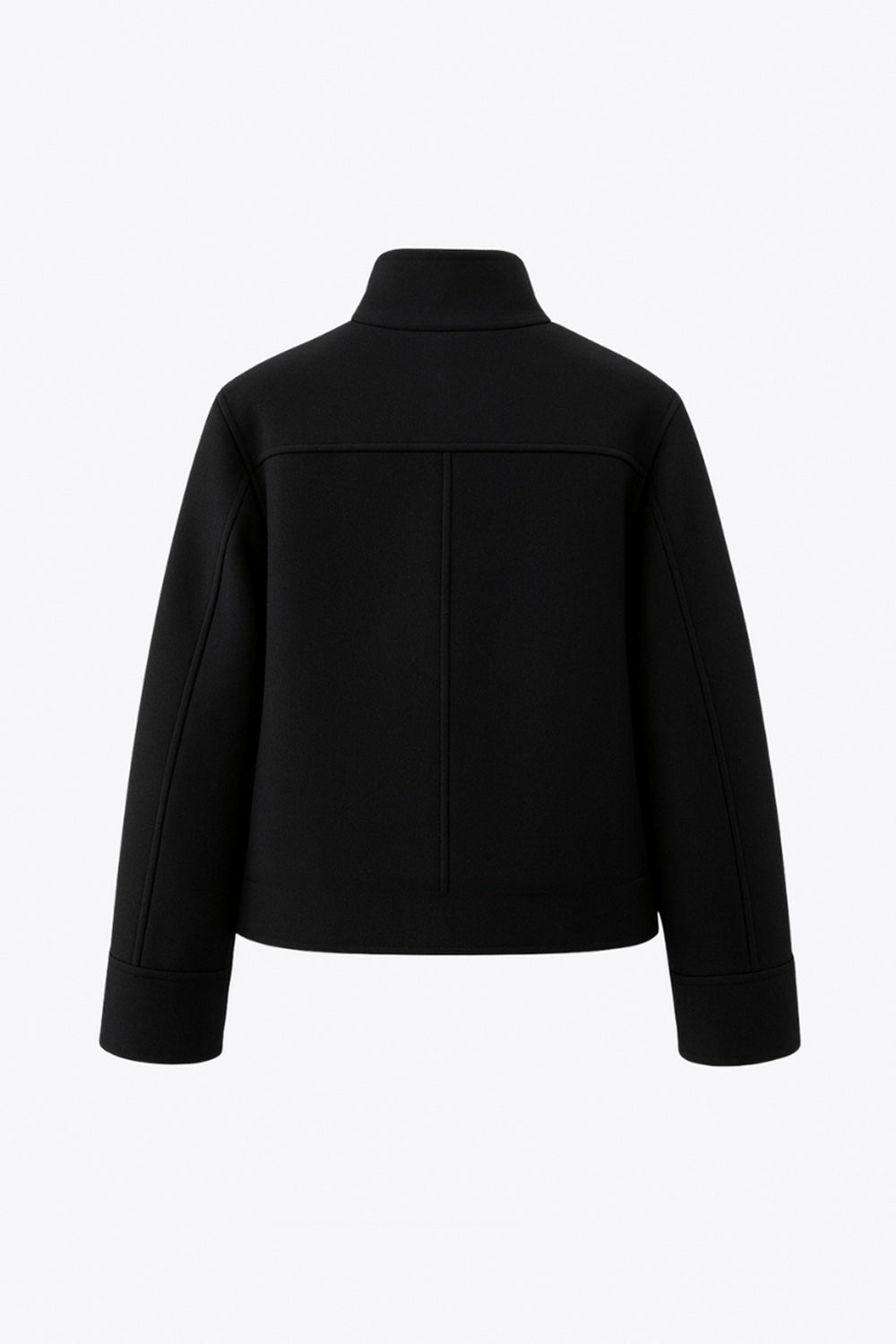 Chamarra de fit recto, manga larga con puño, cuello mock, bolsillos decorativos con cartera y vivos frontales. Cierre frontal con hilera de botones en contraste.