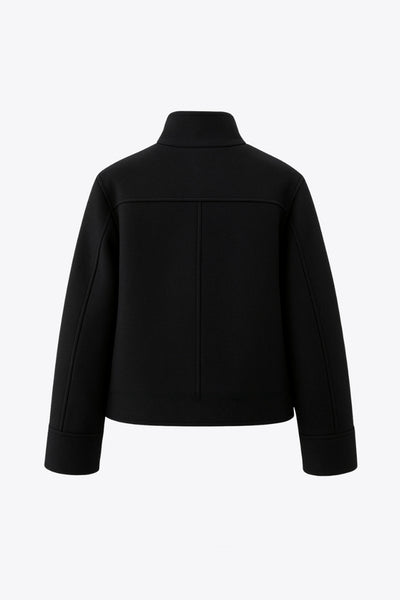 Chamarra de fit recto, manga larga con puño, cuello mock, bolsillos decorativos con cartera y vivos frontales. Cierre frontal con hilera de botones en contraste.