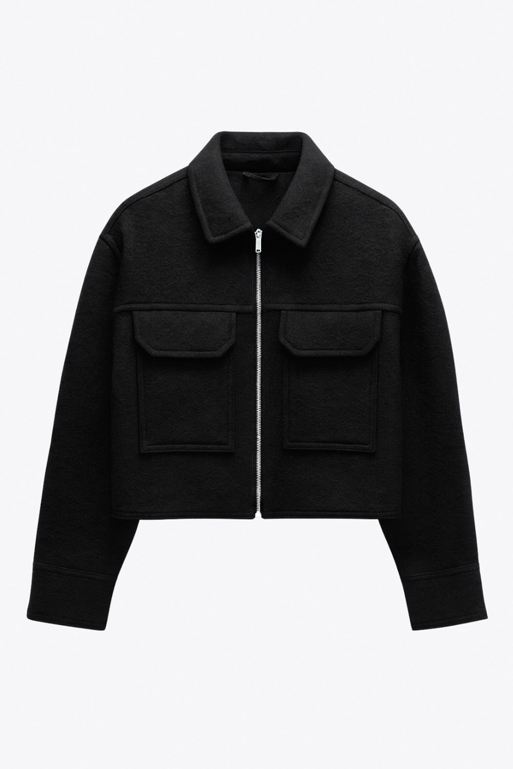Chamarra corta de borreguillo, fit recto, manga larga con puño abotonado, cuello solapa, bolsillos frontales de parche con cartera y cierre frontal con cremallera visible en contraste.