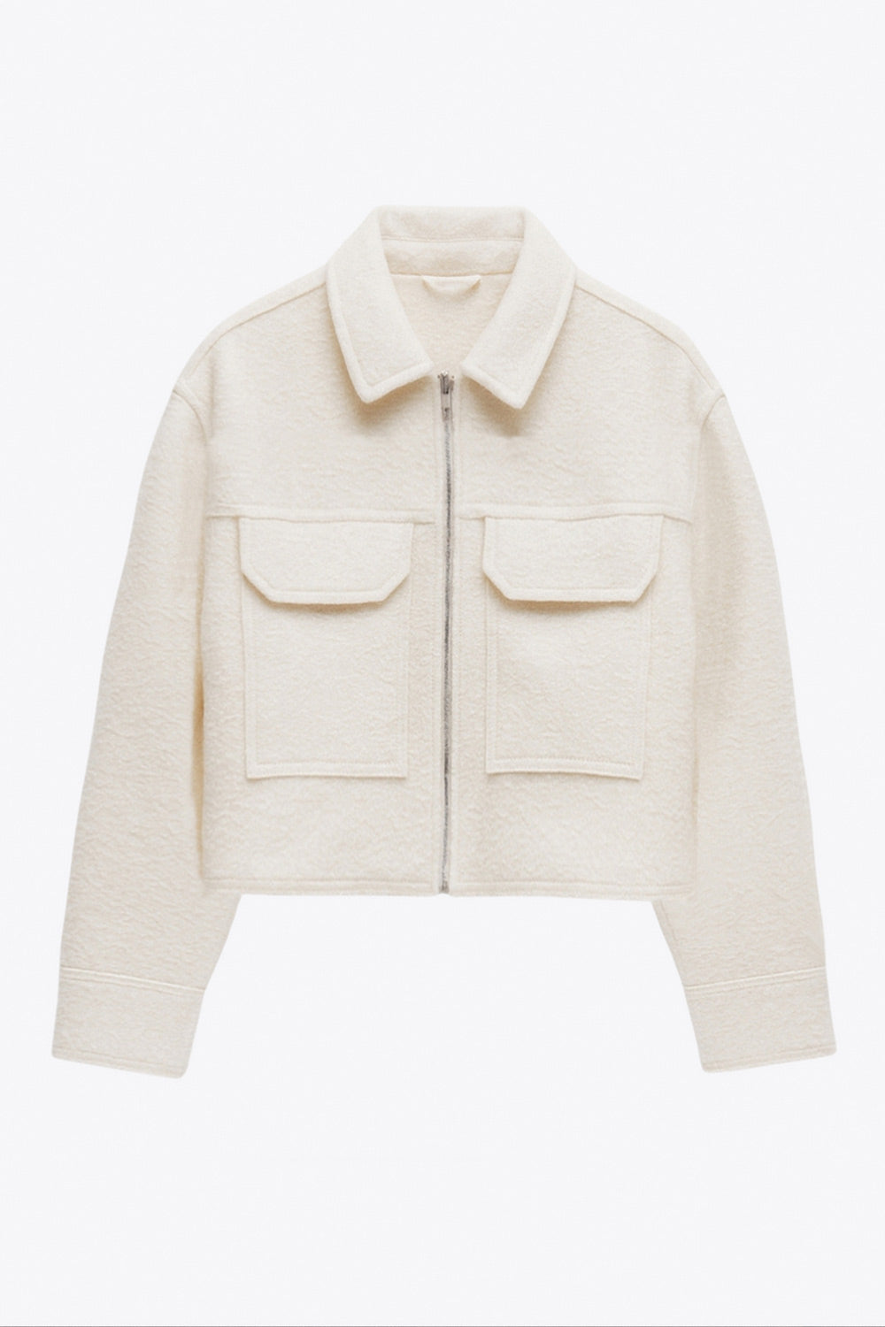 Chamarra corta de borreguillo, fit recto, manga larga con puño abotonado, cuello solapa, bolsillos frontales de parche con cartera y cierre frontal con cremallera visible en contraste.