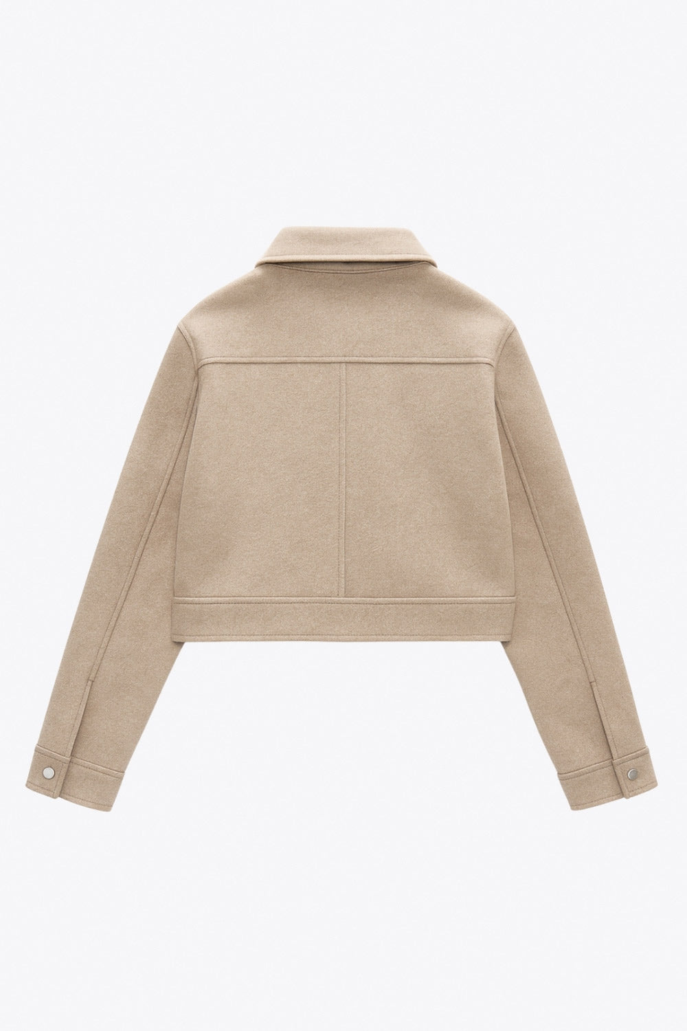 Chamarra corta de fit recto, manga larga con puño abotonado, cuello camisero, bolsillos delanteros de parche con cartera y cierre frontal con cremallera visible en contraste.