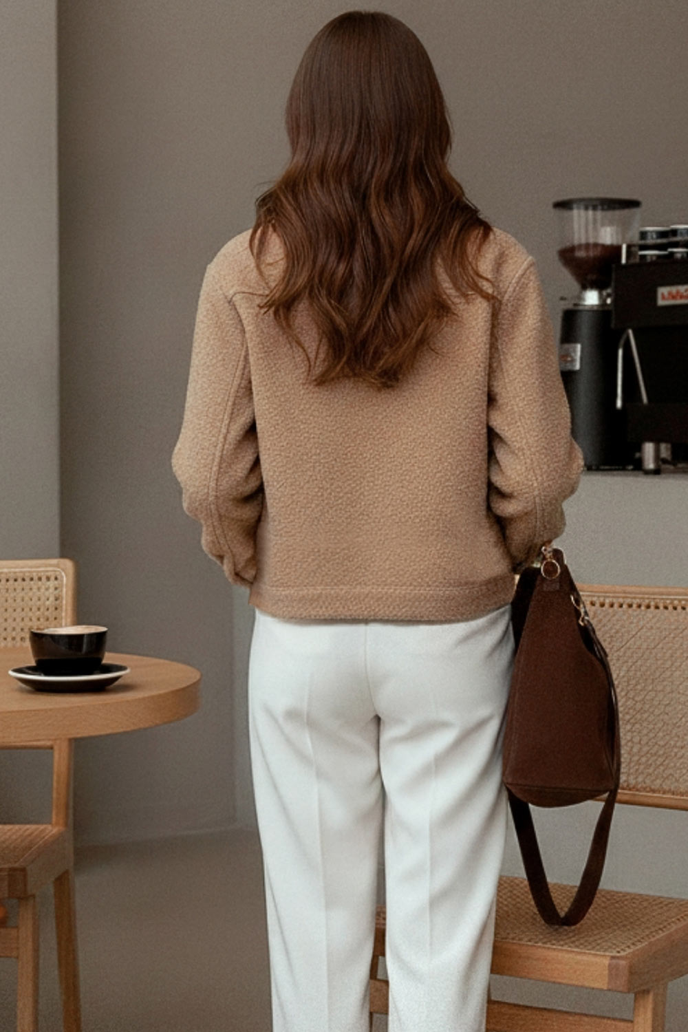 Chamarra corta de borreguillo, manga larga con puño abotonado, cuello solapa, bolsillos frontales de parche con cartera y botón. Cierre frontal con hilera de botones.