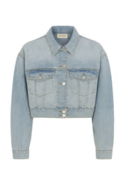 Chamarra corta de denim, fit ligeramente oversized, manga larga con puño abotonado, cuello clásico, bolsillos frontales con cartera y botón en contraste. Cierre frontal con hilera de botones en contraste.