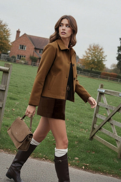 Chamarra corta de fit recto, manga larga con puño abotonado, cuello solapa, bolsillos delanteros con vivos y cierre frontal con hilera de botones en contraste.