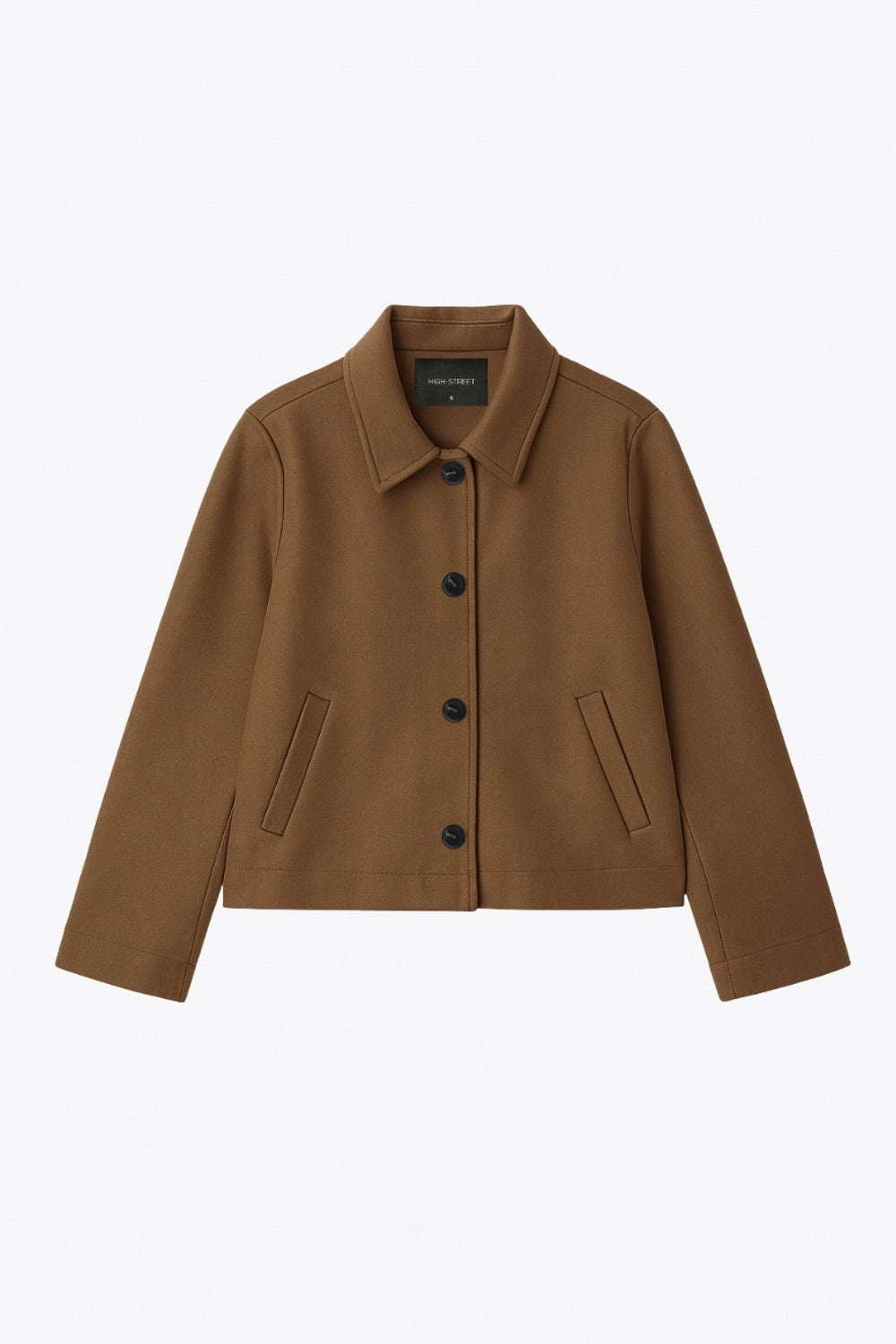 Chamarra corta de fit recto, manga larga con puño abotonado, cuello solapa, bolsillos delanteros con vivos y cierre frontal con hilera de botones en contraste.