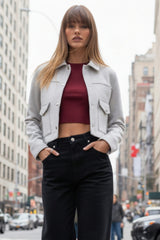 Chamarra corta recta con botones en contraste