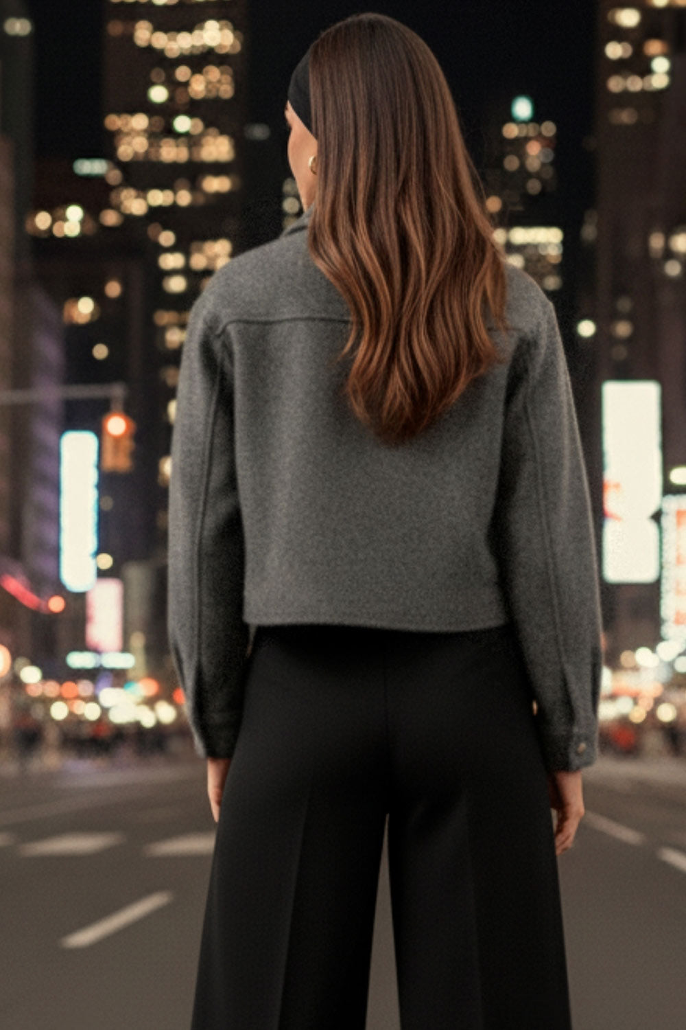 Chamarra corta de fit recto, cuello camisero, manga larga con puño abotonado, cortes decorativos frontales, bolsillos delanteros con cartera y botón. Cierre frontal con hilera de botones en contraste.