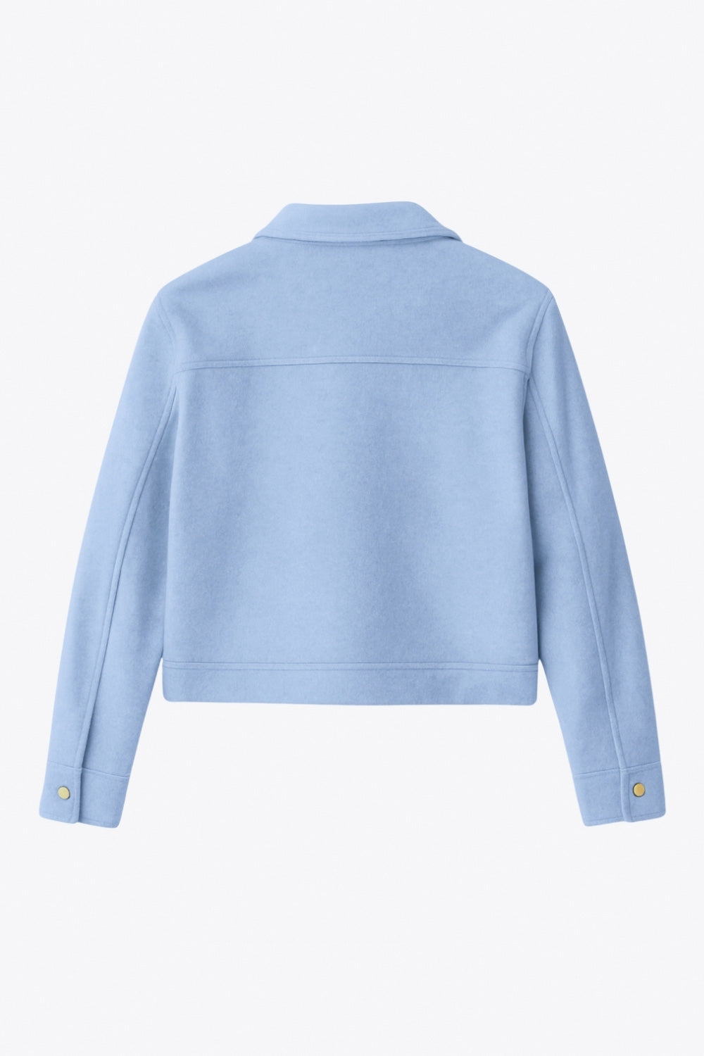 Chamarra corta de fit recto, cuello camisero, manga larga con puño abotonado, cortes decorativos frontales, bolsillos delanteros con cartera y botón. Cierre frontal con hilera de botones en contraste.