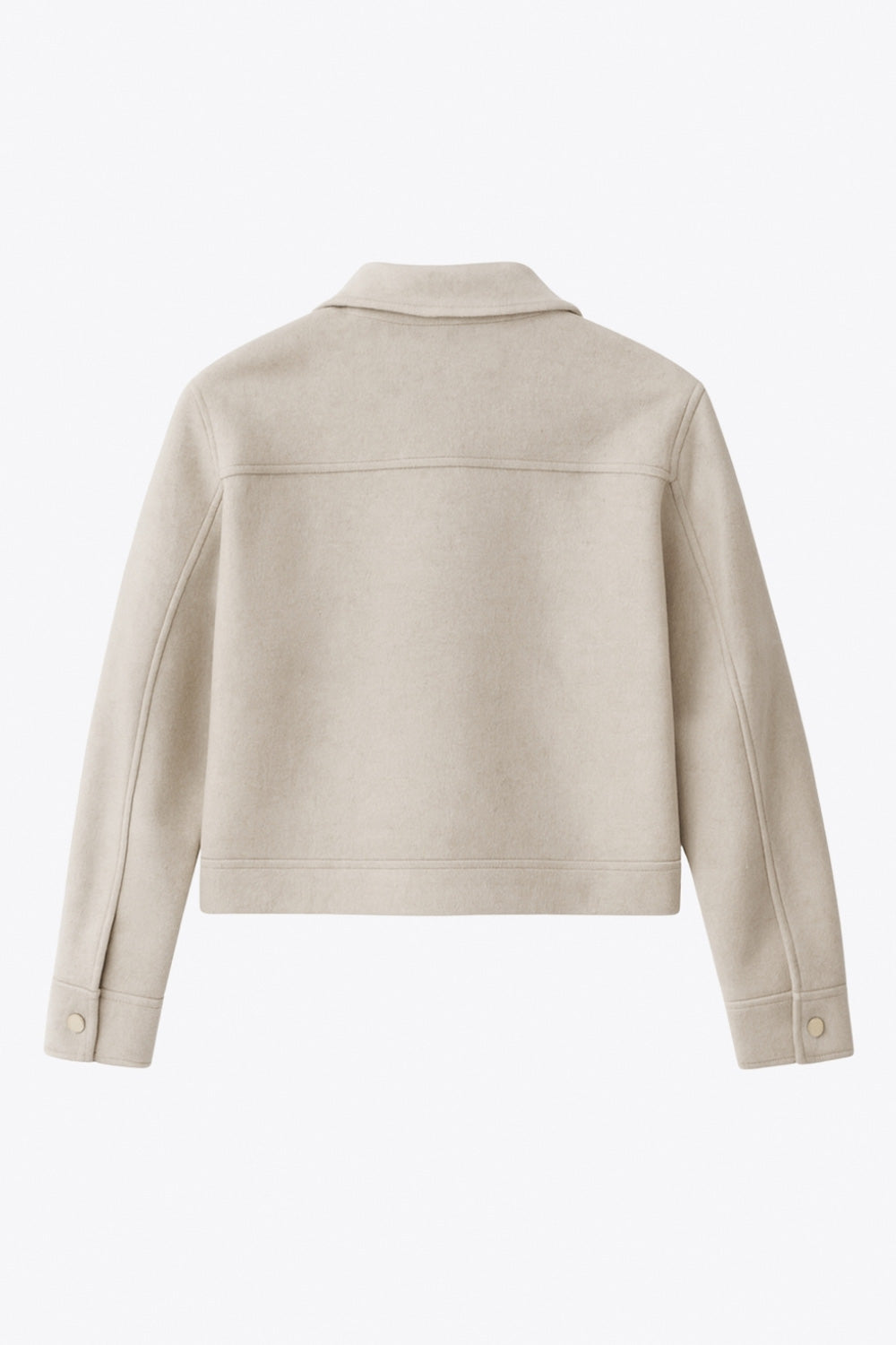 Chamarra corta de fit recto, cuello camisero, manga larga con puño abotonado, cortes decorativos frontales, bolsillos delanteros con cartera y botón. Cierre frontal con hilera de botones en contraste.