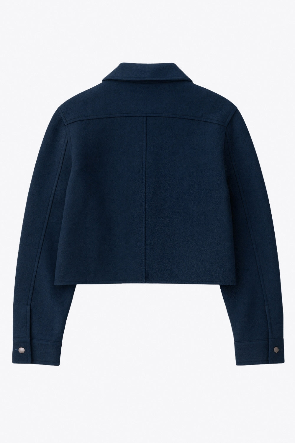 Chamarra corta de fit recto, cuello camisero, manga larga con puño abotonado, bolsillos delanteros con cartera y botón. Cierre frontal con hilera de botones en contraste.