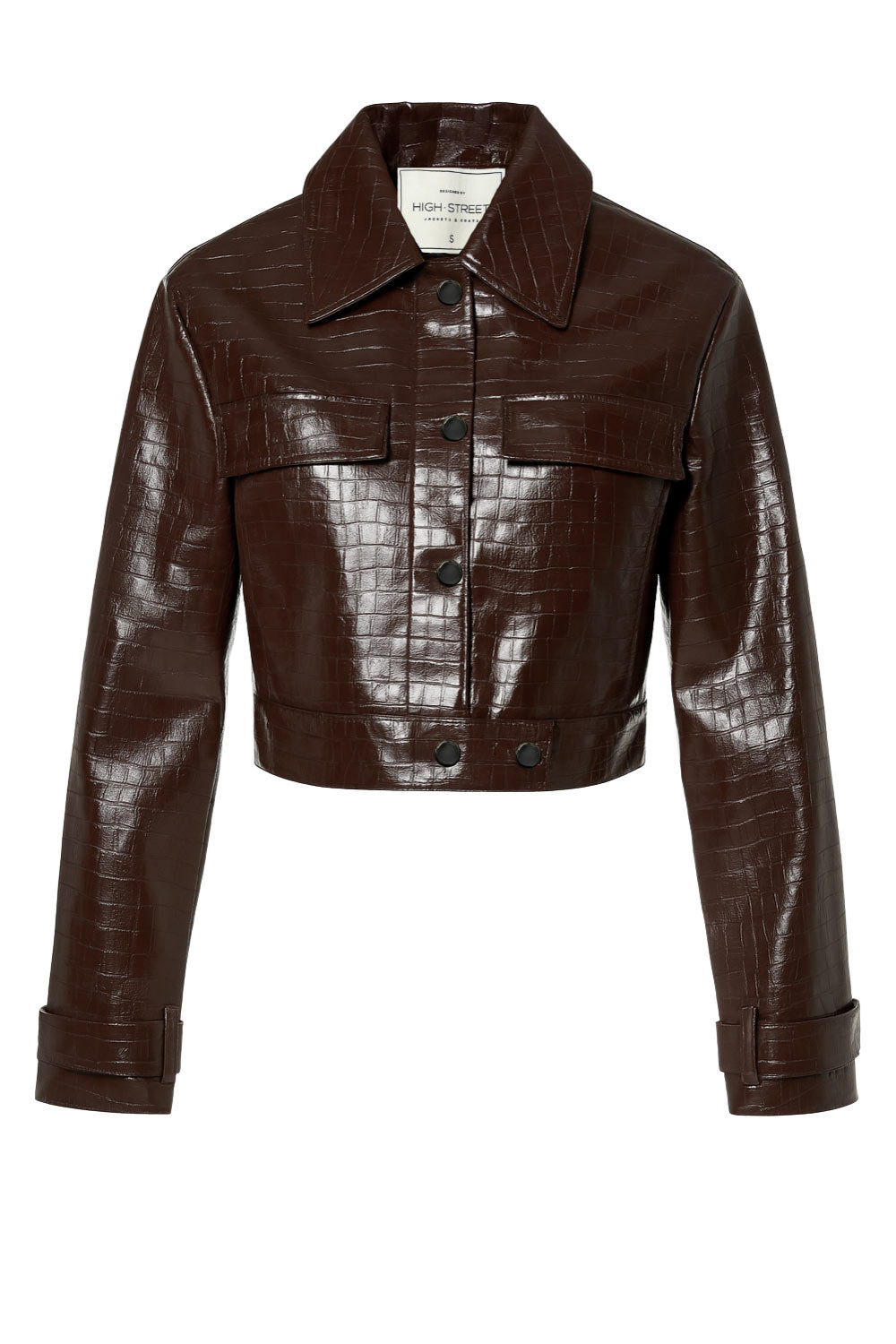 Chamarra corta de efecto piel, textura animal, cuello solapa, bolsillos delanteros decorativos con cartera, fit recto, manga larga con trabilla y botón en puños. Cierre frontal con hilera de botones y detalle de pretina en cintura.