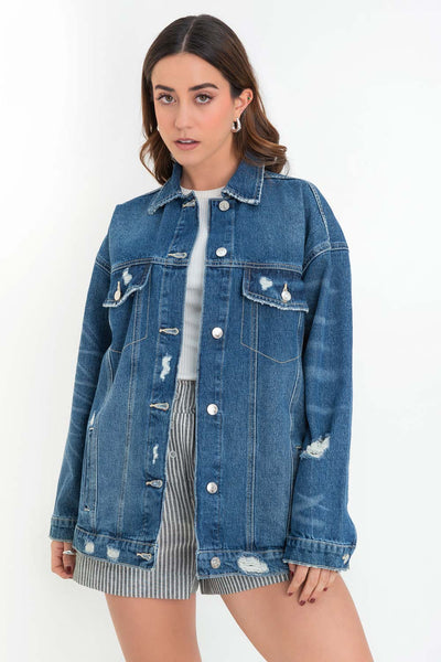 Chamarra de denim, fit oversized, manga larga con puño abotonado, cuello clásico, bolsillos delanteros, frontales con cartera y botón en contraste. Cierre frontal con hilera de botones en contraste. Detalle de trabilllas en pretina y rotos.