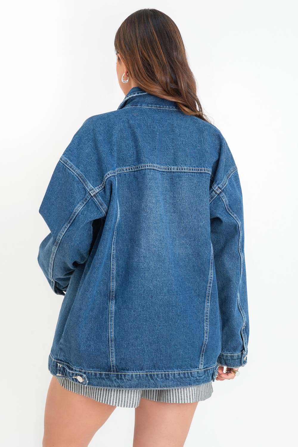 Chamarra de denim, fit oversized, manga larga con puño abotonado, cuello clásico, bolsillos delanteros, frontales con cartera y botón en contraste. Cierre frontal con hilera de botones en contraste. Detalle de trabilllas en pretina y rotos.