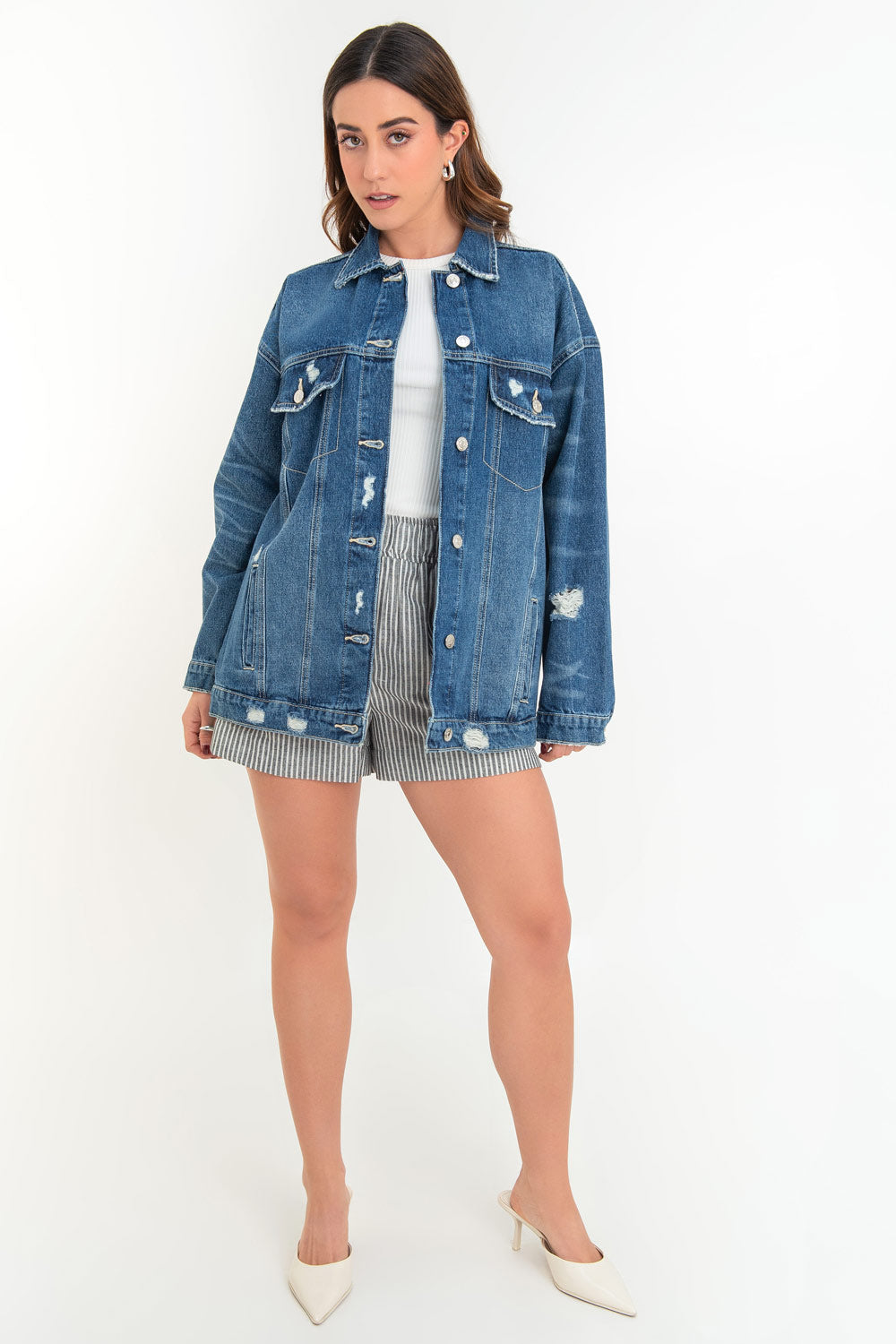 Chamarra de denim, fit oversized, manga larga con puño abotonado, cuello clásico, bolsillos delanteros, frontales con cartera y botón en contraste. Cierre frontal con hilera de botones en contraste. Detalle de trabilllas en pretina y rotos.