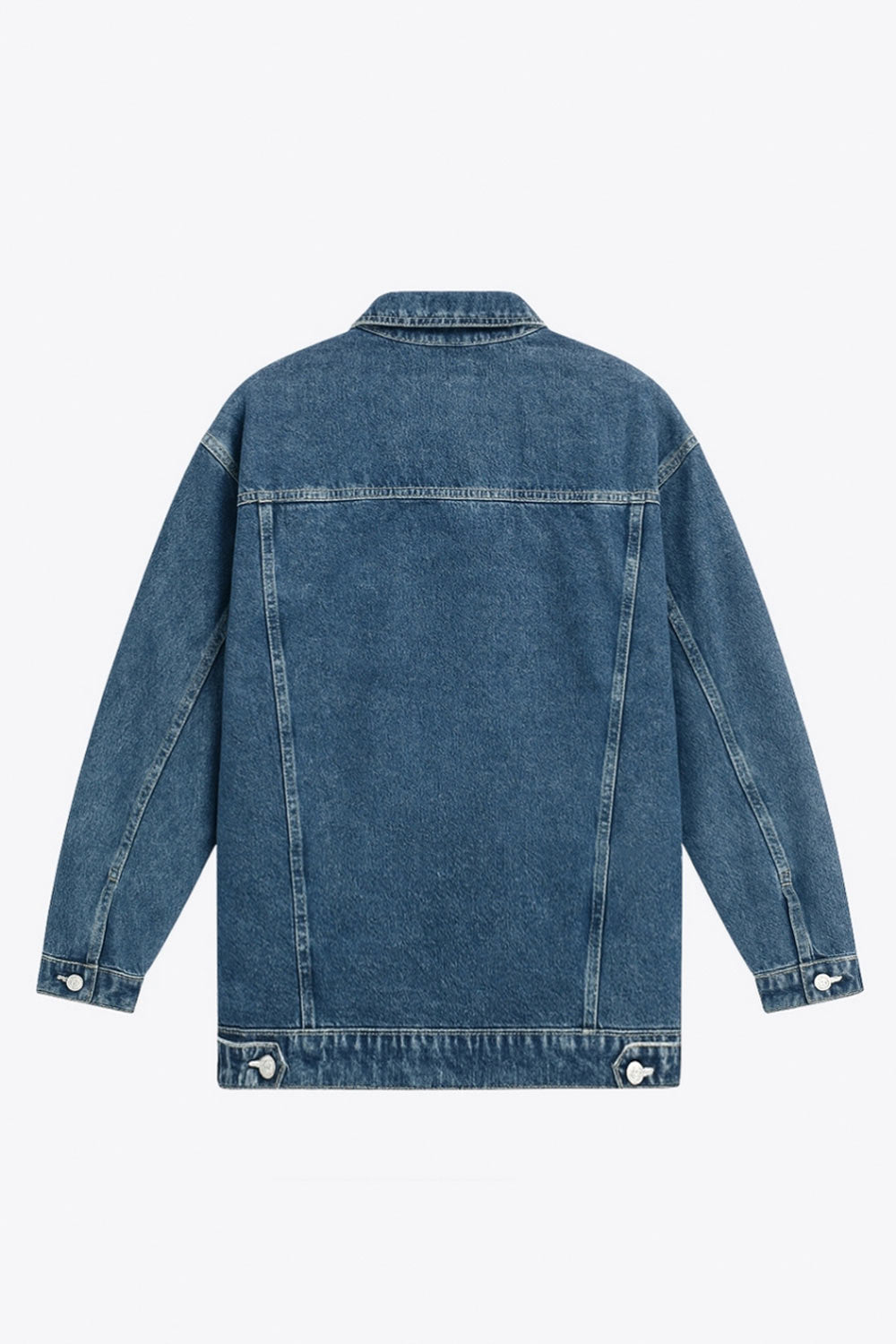 Chamarra de denim, fit oversized, manga larga con puño abotonado, cuello clásico, bolsillos delanteros, frontales con cartera y botón en contraste. Cierre frontal con hilera de botones en contraste. Detalle de trabilllas en pretina y rotos.