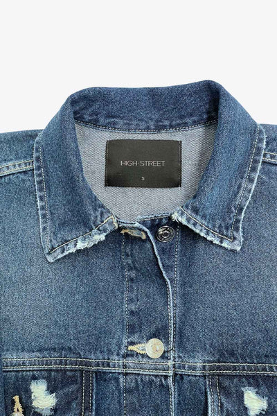 Chamarra de denim, fit oversized, manga larga con puño abotonado, cuello clásico, bolsillos delanteros, frontales con cartera y botón en contraste. Cierre frontal con hilera de botones en contraste. Detalle de trabilllas en pretina y rotos.