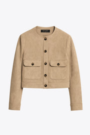 Blazer corto de gamuza, cuello redondo, bolsillos frontales con solapa y botón en contraste, fit recto, manga larga y cierre frontal con hilera de botones en contraste.