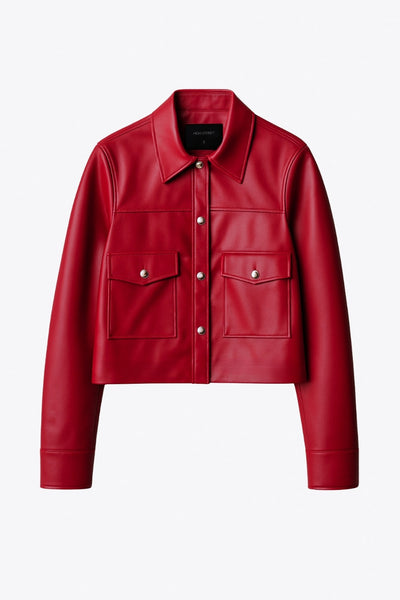 Chamarra corta de efecto piel, fit recto, cuello camisero, manga larga con puño abotonado, bolsillos delanteros de parche con botones y cierre frontal con botones de presión en contraste.