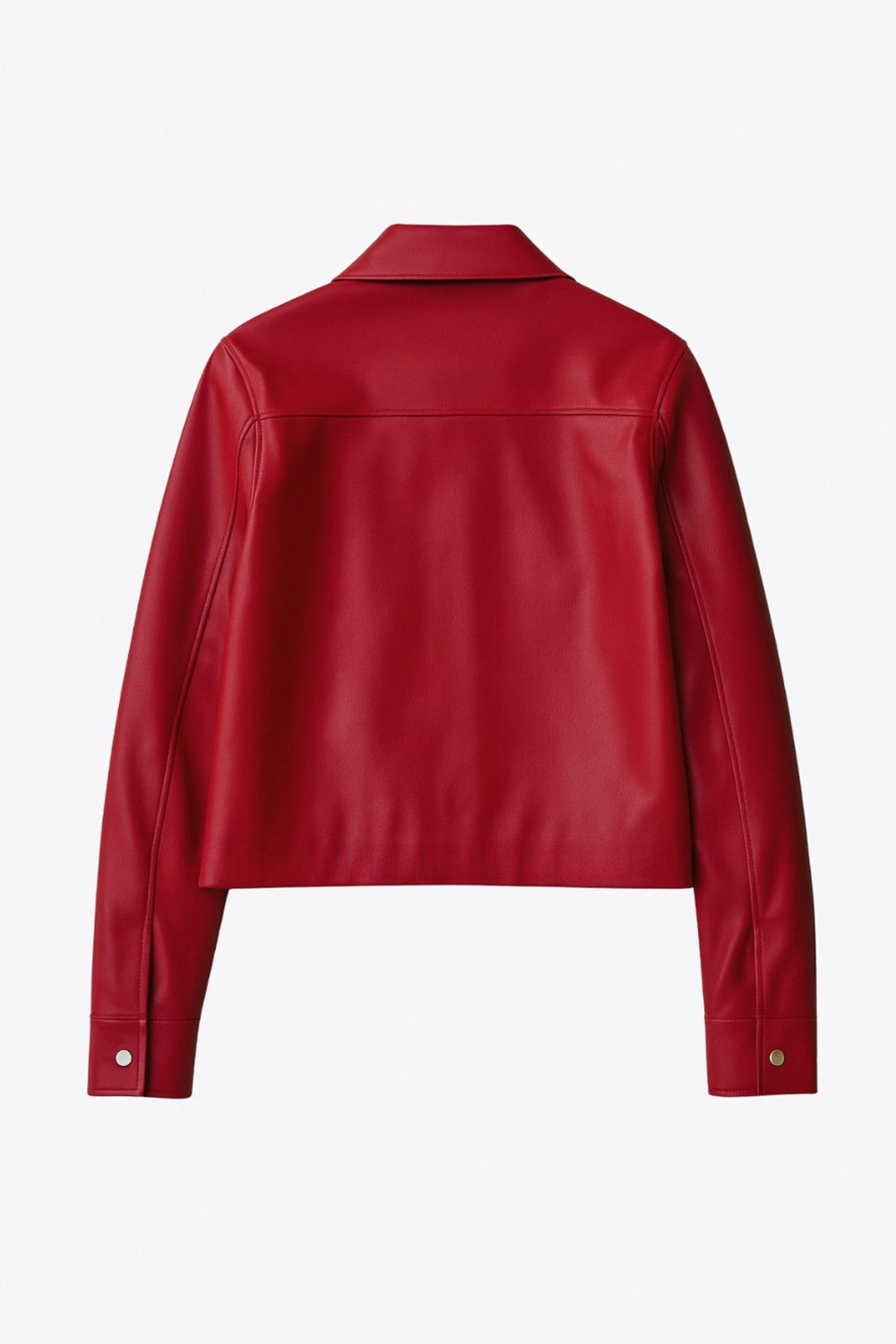 Chamarra corta de efecto piel, fit recto, cuello camisero, manga larga con puño abotonado, bolsillos delanteros de parche con botones y cierre frontal con botones de presión en contraste.