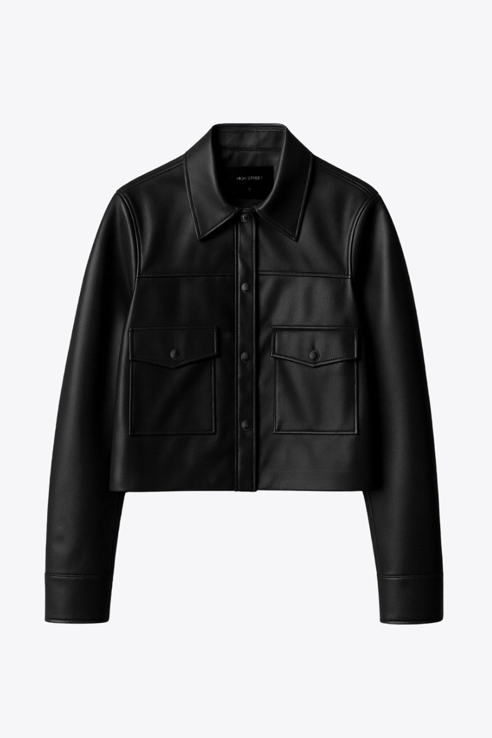 Chamarra corta de efecto piel, fit recto, cuello camisero, manga larga con puño abotonado, bolsillos delanteros de parche con cartera y botón. Cierre frontal con hilera de botones.