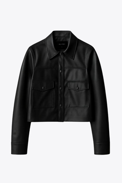 Chamarra corta de efecto piel, fit recto, cuello camisero, manga larga con puño abotonado, bolsillos delanteros de parche con cartera y botón. Cierre frontal con hilera de botones.