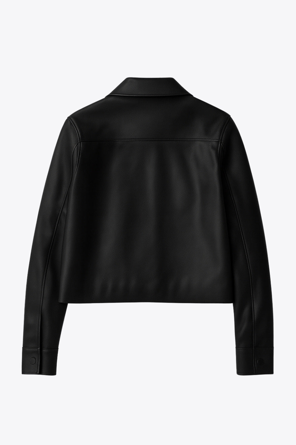 Chamarra corta de efecto piel, fit recto, cuello camisero, manga larga con puño abotonado, bolsillos delanteros de parche con cartera y botón. Cierre frontal con hilera de botones.