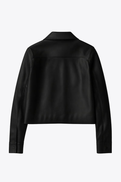 Chamarra corta de efecto piel, fit recto, cuello camisero, manga larga con puño abotonado, bolsillos delanteros de parche con cartera y botón. Cierre frontal con hilera de botones.