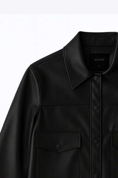 Chamarra corta de efecto piel, fit recto, cuello camisero, manga larga con puño abotonado, bolsillos delanteros de parche con cartera y botón. Cierre frontal con hilera de botones.