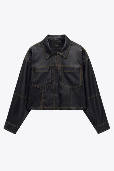 Chamarra corta de efecto piel, fit recto, cuello camisero, manga larga con puño abotonado, bolsillos delanteros de parche y cierre frontal con hilera de botones de presión. Detalle de costuras decorativas en contraste.